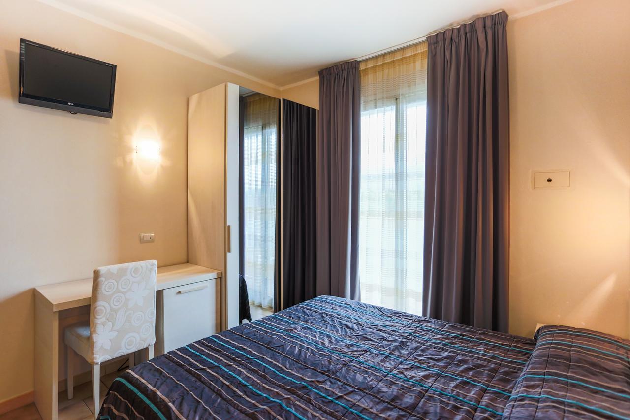 Hotel Caribia Pinarella Червія Екстер'єр фото